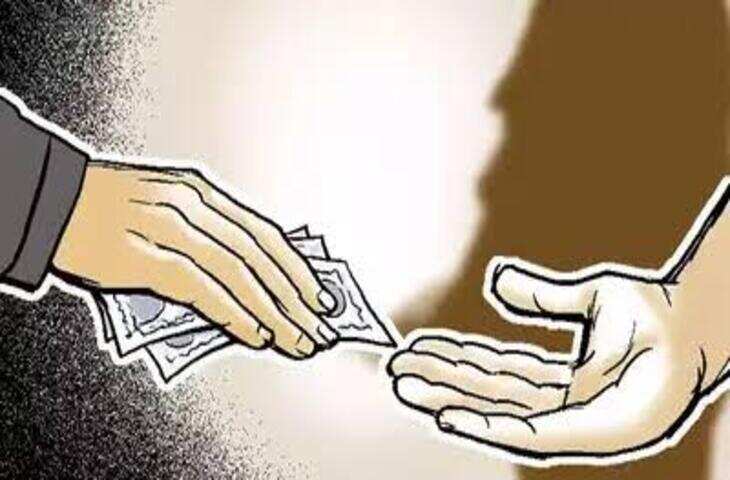 Viral News: 20-20 हजार की रिश्वत मांगने का आरोप, मुखिया जी ने बाजार में ही कर दिया हिसाब!