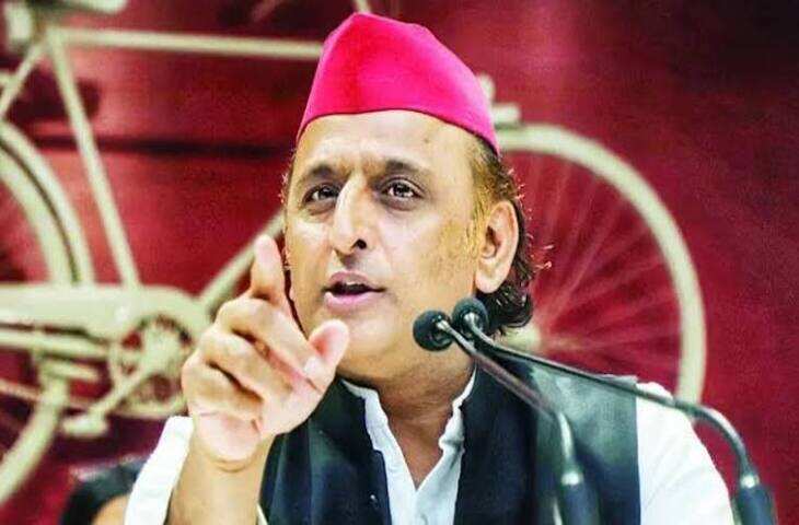 उत्तर प्रदेश में विधान परिषद चुनाव से पहले समाजवादी पार्टी ने अपने दो प्रत्याशियों में अचानक बदलाव किया है। बीजेपी से टिकट नहीं मिलने के बाद पार्टी का झंडा उतारकर निर्दलीय चुनाव लड़ने का ऐलान करने वाले डॉ. संजयन त्रिपाठी अब समाजवादी पार्टी के प्रत्याशी होंगे। शनिवार को उन्होंने सपा अध्यक्ष अखिलेश यादव से मुलाकात के बाद पार्टी की सदस्यता ग्रहण की। AajTak एक दिन पहले उतारा था BJP का झंडा डॉ. संजयन त्रिपाठी गोरखपुर-फैजाबाद स्नातक सीट से बीजेपी से टिकट की दावेदारी कर रहे थे। बीजेपी ने इस सीट से ध्रुव त्रिपाठी को उम्मीदवार घोषित किया। इसके बाद संजयन त्रिपाठी ने शुक्रवार को अपनी कार से बीजेपी का झंडा उतार दिया था और निर्दलीय चुनाव लड़ने की घोषणा की थी। AajTak इसके अगले ही दिन उनका राजनीतिक समीकरण बदल गया। संजयन त्रिपाठी लखनऊ में अखिलेश यादव से मिले और सपा में शामिल हो गए। इसके बाद पार्टी ने उन्हें गोरखपुर-फैजाबाद सीट से अपना उम्मीदवार घोषित कर दिया। AajTak सपा ने दो प्रत्याशी बदले संजयन त्रिपाठी के साथ आगरा खंड शिक्षक निर्वाचन क्षेत्र से निर्दलीय एमएलसी डॉ. आकाश अग्रवाल भी सपा में शामिल हुए। सपा ने उन्हें भी अपने उम्मीदवार के तौर पर घोषित किया है। इससे पहले इन दोनों सीटों पर पार्टी ने अलग प्रत्याशी घोषित किए थे। रिपोर्टों के मुताबिक, सपा ने गोरखपुर-फैजाबाद से शशांक यादव और आगरा से कमलेश यादव का टिकट बदलकर क्रमशः संजयन त्रिपाठी और आकाश अग्रवाल को उम्मीदवार बनाया है। Jansatta BJP से टिकट नहीं मिलने पर जताई थी नाराजगी संजयन त्रिपाठी ने बीजेपी से टिकट नहीं मिलने के बाद सार्वजनिक तौर पर अपनी नाराजगी जाहिर की थी। उन्होंने कार्यकर्ताओं के सामने भावुक होकर पार्टी का झंडा अपनी गाड़ी से उतारा था। उस समय उन्होंने निर्दलीय उम्मीदवार के तौर पर चुनाव लड़ने की बात कही थी। Jansatta अब सपा में शामिल होने और पार्टी का टिकट मिलने के बाद गोरखपुर-फैजाबाद सीट का मुकाबला नए राजनीतिक समीकरण के साथ होगा। आगामी एमएलसी चुनाव के लिए नामांकन प्रक्रिया के बीच उत्तर प्रदेश में दलों की ओर से उम्मीदवारों में बदलाव और नए राजनीतिक जुड़ाव का दौर जारी है।