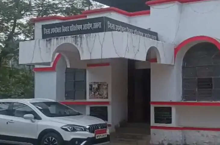मध्य प्रदेश की आर्थिक राजधानी इंदौर में मेट्रो के अंडरग्राउंड सफर को लेकर सबसे बड़ी तैयारी शुरू हो गई है। शहर में भूमिगत मेट्रो लाइन बनाने के लिए थाईलैंड से लाई गई टनल बोरिंग मशीन (TBM) जल्द ही जमीन के अंदर उतारी जाएगी। अत्याधुनिक तकनीक से लैस यह मशीन करीब 20 मीटर नीचे जाकर सुरंग बनाने का काम शुरू करेगी।  जानकारी के अनुसार, TBM को जमीन के अंदर उतारने की प्रक्रिया अगले एक महीने में पूरी होने की संभावना है। इसके बाद मशीन 24 घंटे लगातार काम करेगी और प्रतिदिन करीब 20 मीटर तक सुरंग तैयार करने की क्षमता रखती है। इस मशीन की मदद से इंदौर में मेट्रो के भूमिगत हिस्से का निर्माण तेजी से किया जाएगा।  टनल बोरिंग मशीन को विशेष रूप से शहरी क्षेत्रों में भूमिगत निर्माण के लिए तैयार किया गया है। इसकी मदद से सड़क और आबादी वाले क्षेत्रों के नीचे बिना ज्यादा बाधा पहुंचाए सुरंग बनाई जा सकती है। मशीन खुदाई के साथ-साथ सुरंग की मजबूती के लिए जरूरी काम भी करती जाएगी।  इंदौर मेट्रो परियोजना में अंडरग्राउंड कॉरिडोर का निर्माण एक चुनौतीपूर्ण काम माना जा रहा है। शहर में बढ़ती आबादी, यातायात दबाव और सीमित जगह को देखते हुए भूमिगत मेट्रो को महत्वपूर्ण विकल्प के रूप में विकसित किया जा रहा है।  अधिकारियों के अनुसार, TBM के संचालन से निर्माण कार्य की गति बढ़ेगी और निर्धारित समय सीमा में सुरंग तैयार करने में मदद मिलेगी। मशीन के लिए जमीन के अंदर विशेष शाफ्ट और अन्य तकनीकी व्यवस्थाएं तैयार की जा रही हैं।  इंदौर के लोगों को मेट्रो के संचालन से भविष्य में यातायात जाम से राहत मिलने की उम्मीद है। भूमिगत मेट्रो नेटवर्क बनने के बाद शहर के प्रमुख हिस्सों के बीच आवागमन आसान और तेज हो सकेगा।  फिलहाल निर्माण एजेंसियां TBM को जमीन के अंदर उतारने की अंतिम तैयारियों में जुटी हुई हैं। मशीन के शुरू होने के बाद इंदौर मेट्रो परियोजना का भूमिगत चरण तेजी से आगे बढ़ने की उम्मीद है।