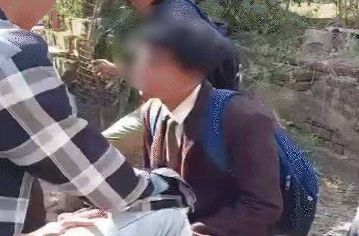 छतरपुर में स्कूल के बाहर छात्रों के बीच मारपीट, 3-4 छात्रों ने एक छात्र को पीटा; VIDEO सामने आया