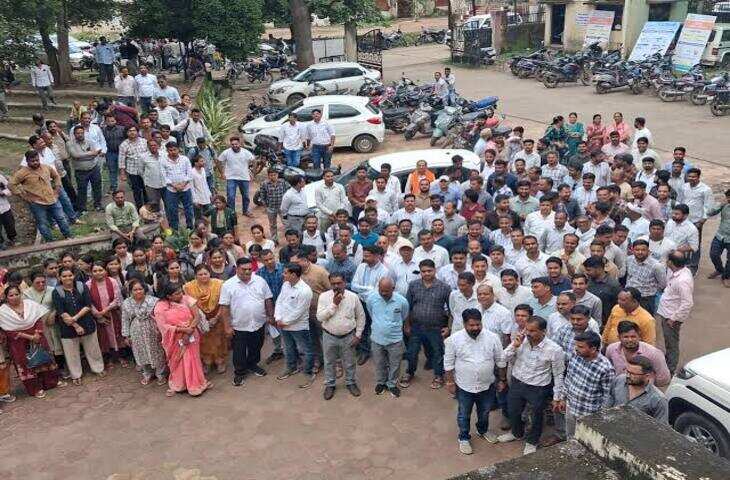 नरसिंहपुर में पटवारियों का प्रदर्शन, स्वामित्व पंजीयन से अलग रखने समेत कई मांगें