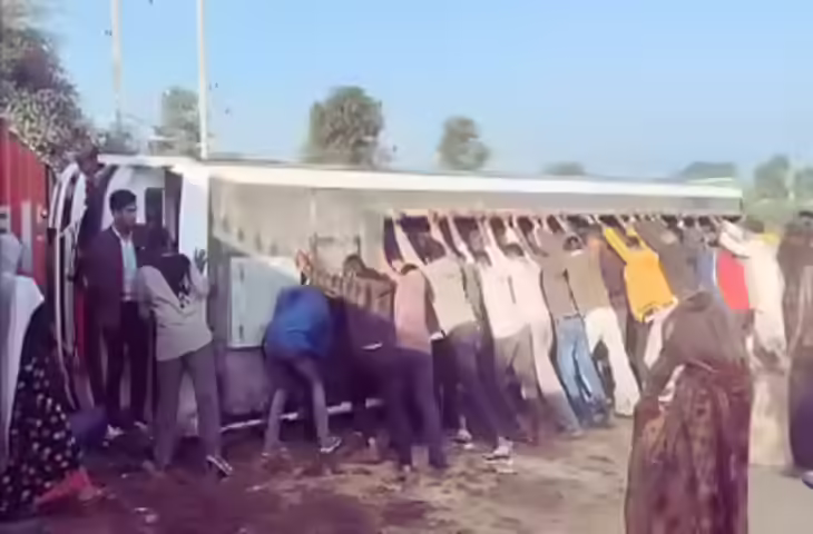 वीडियो में देखें भीलवाड़ा-करेड़ा मार्ग पर बस पलटी, ग्रामीणों ने मिलकर ऐसे बचाई सैकड़ों की जान