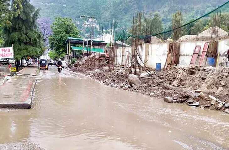 Kullu झमाझम बारिश ने सड़क को पल भर में तालाब में तब्दील कर दिया