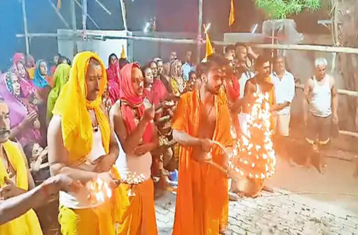 विभूतिपुर के दुर्गा मंदिर में संध्या आरती के लिए उमड़ रही श्रद्धालुओं की भीड़, जयकारों से गूंज रहा परिसर