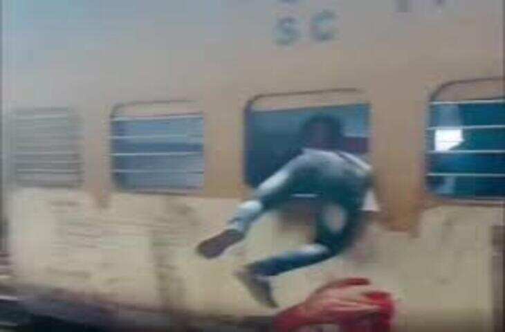 ट्रेन में मोबाइल छीनने की कोशिश का वीडियो वायरल, यात्रियों में चिंता