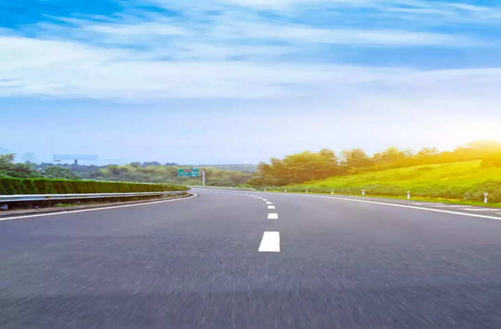 बाद में शेरशाह सूरी के समय इसे सड़क-ए-आजम कहा गया, फिर बादशाही सड़क और The long Road भी कहा गया। आखिर में जब ब्रिटिशर्स आए, तो इसका नाम Grand Trunk Road पड़ा।