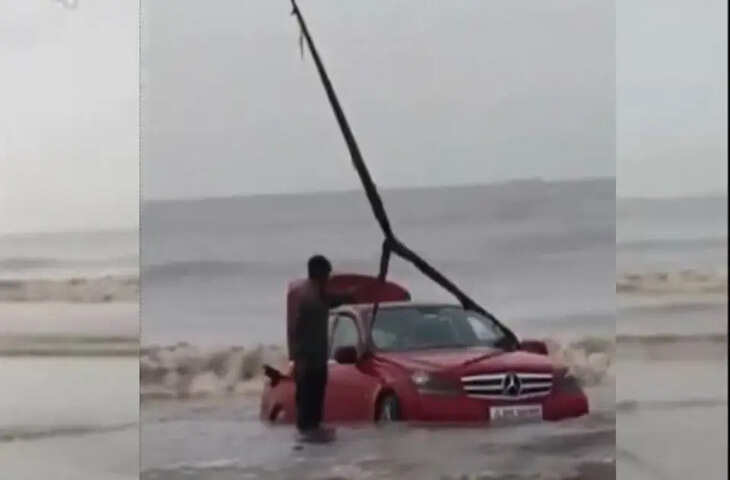 रील बनाने के लिए बीच पर ले गया मर्सिडीज कार, वीडियो में देखें मजा कैसे बना 'सजा'