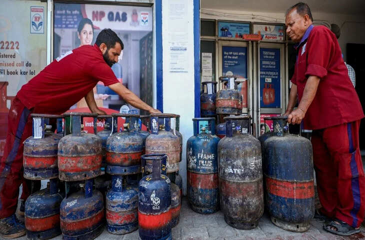 LPG Price Today: घरेलू और कमर्शियल गैस सिलेंडर के नए दाम जारी, सिलेंडर बुक करने से पहले जरूर चेक करें लेटेस्ट रेट​​​​​​​