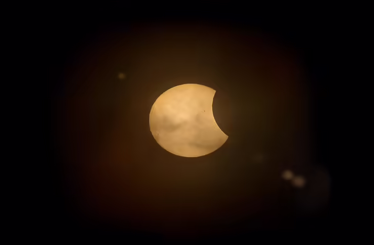 Raksha Bandhan 2026: क्या रक्षाबंधन पर लगेगा चंद्र ग्रहण? जानें साल के आखिरी Lunar Eclipse की तारीख, समय और प्रभाव