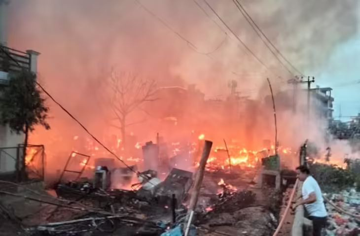 लखनऊ में भीषण आग से तबाही, फुटेज में देखें 30 से ज्यादा सिलेंडर फटे, 50 से अधिक झुग्गियां राख