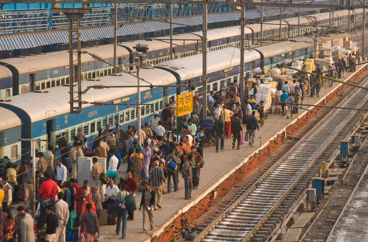 होली पर घर जाना होगा आसान, यहाँ देखे&nbsp;दिल्ली से बिहार जाने वाले यात्रियों के लिए &lsquo;होली स्पेशल ट्रेनों&rsquo; की पूरी लिस्ट,