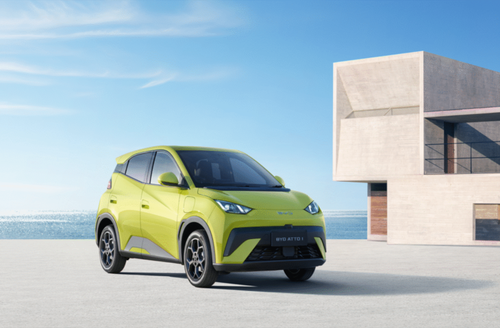 छोटी कार, बड़ा दम! BYD की EV 4.9 सेकंड में पकड़ती है स्पीड, 380Km रेंज के साथ जानें कितनी है कीमत&nbsp;