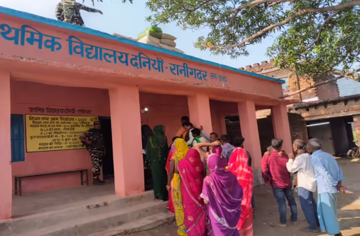 दनिया में दस साल बाद फिर मना 'मतदान पर्व', ग्रामीण डाल रहे वोट; जानें क्यों रुका था चुनाव