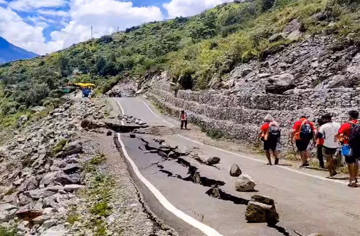 उत्तराखंड में फिर मंडरा रहा आपदा का खतरा, 49 जगहों पर मिले तबाही के संकेत; 11 हाई रिस्क जोन