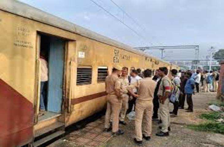 Chhapra के पास ट्रेन में हथियारों से लेस बदमाशों ने की लूटपाट,  मौके पर पहुंचे अधिकारी