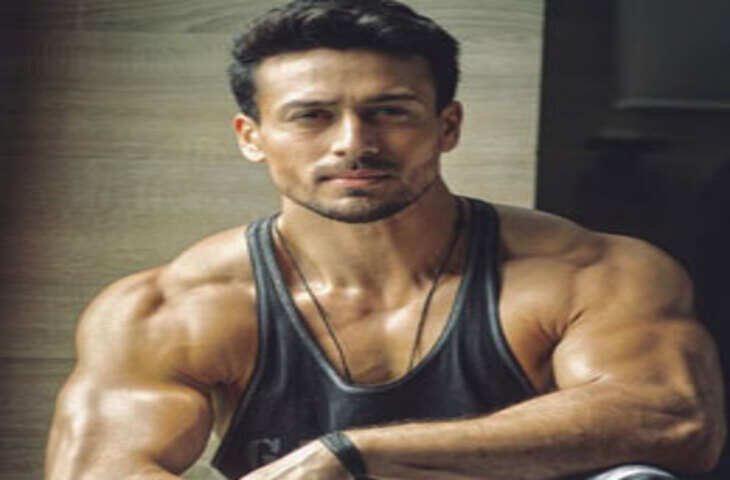 प्रसिद्धि के पीछे छिपी अंधभक्ति? टाइगर श्रॉफ के पैर छूने पर उठे सवाल