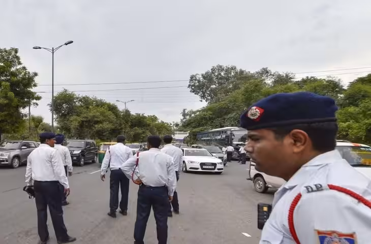 दिल्ली में आज कई रास्तों पर ट्रैफिक प्रभावित, दुर्गा प्रतिमा विसर्जन के चलते जाम की आशंका; घर से निकलने से पहले पढ़ें एडवाइजरी