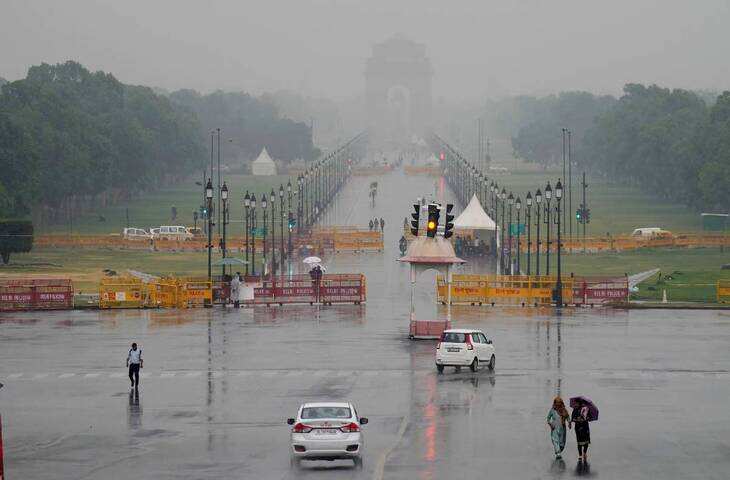 ल्ली में बारिश का कहर! अंधेरे में डूबे कई इलाके, IMD ने जारी किया रेड अलर्ट, 16 फ्लाइट्स का रूट बदला