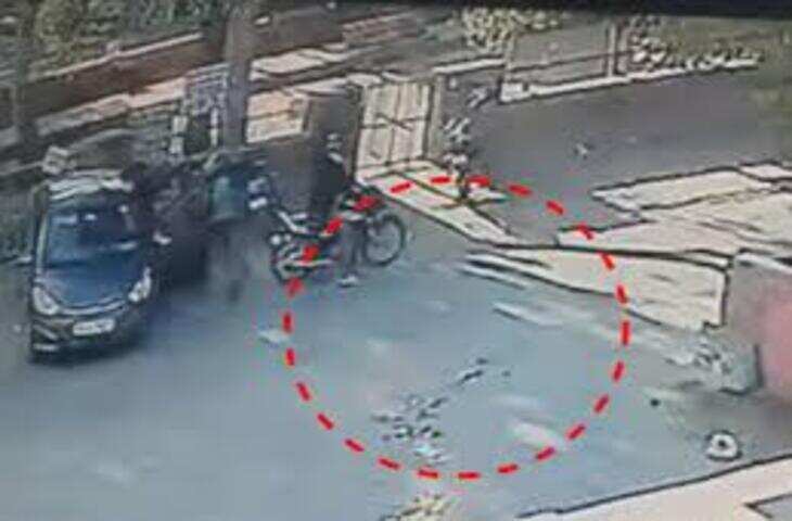 शातिर चोर का बेखौफ अंदाज, पार्क के बाहर कार में बैठते समय झपट्टा मार महिला की चेन लूटी, Video वायरल