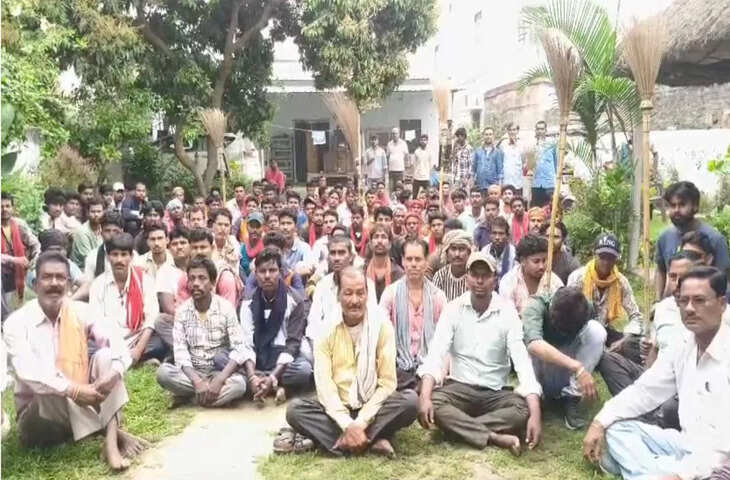 सुपौल में पुलिस की कथित दबंगई के विरोध में सफाईकर्मी अनिश्चितकालीन हड़ताल पर