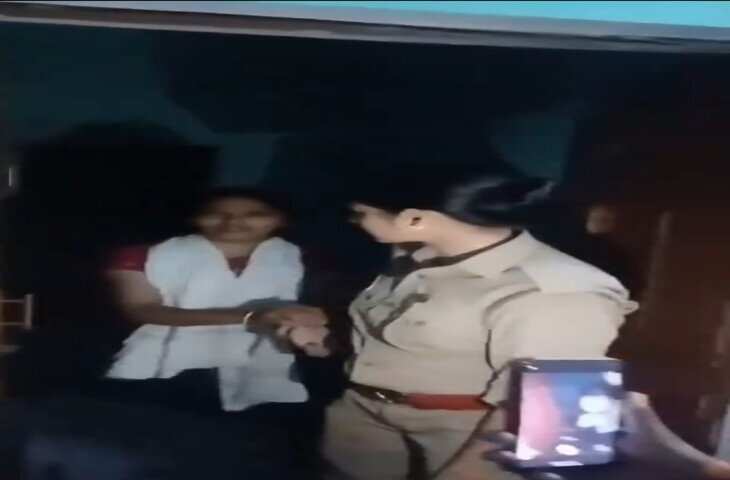 &nbsp;महिला कांस्टेबल के साथ पति को पत्नी ने पकड़ा, मौके पर हुआ जमकर हंगामा