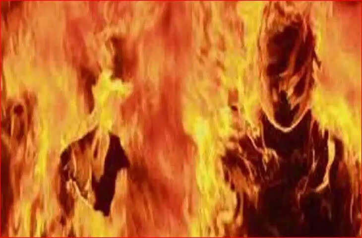 पत्नी के साथ लौटने से मना करने पर युवक ने खुद को लगाई आग, जलती हालत में दौड़ाता रहा बाइक