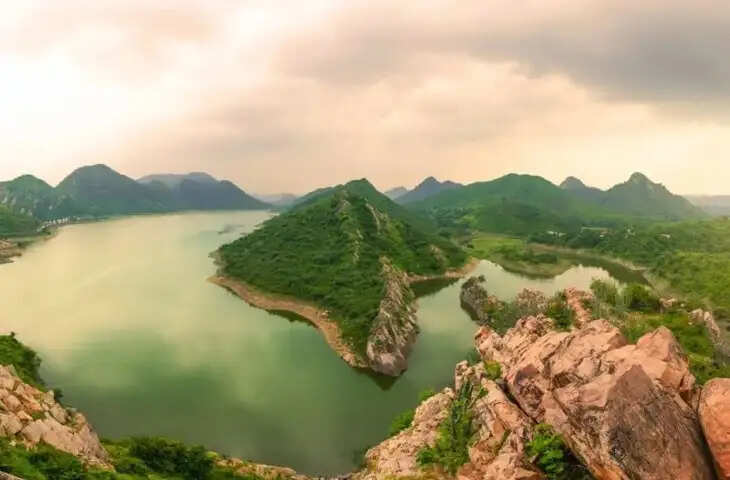 अरावली की गोद में बसा सत्ता का शिखर, 2 मिनट के वीडियो में जानिए राष्ट्रपति भवन और इस पर्वत श्रृंखला का अद्भुत संबंध