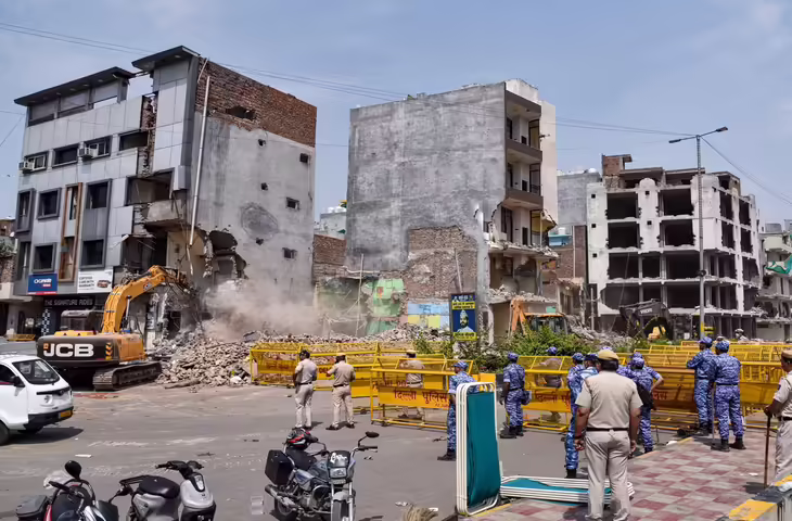 शालीमार बाग गांव में अवैध निर्माणों पर चला बुलडोजर, आज भी जारी रहेगी कार्रवाई