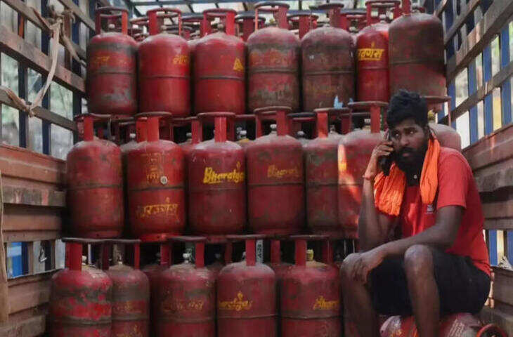 14.2 किलो के सिलेंडर में स्कैम का वीडियो वायरल, गैस की जगह बहता पानी देख यूजर्स के उड़े होश&nbsp;