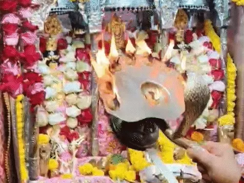 शारदीय नवरात्र का तीसरा दिन आज, मां चंद्रघंटा की पूजा के लिए मंदिरों में उमड़ी भीड़; बड़ी पटन देवी में आरती