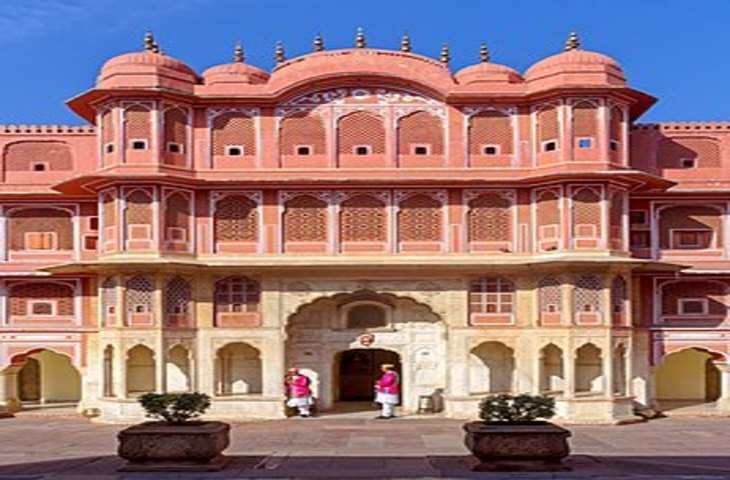 राजस्थान को लैंड ऑफ़ किंग्स यानि राजाओं की कर्म भूमि के नाम से जाना जाता है। यहां के खाने से रहन सहन तक आपको हर चीज में आपको राजस्थानी शानो शौकत देखने.....