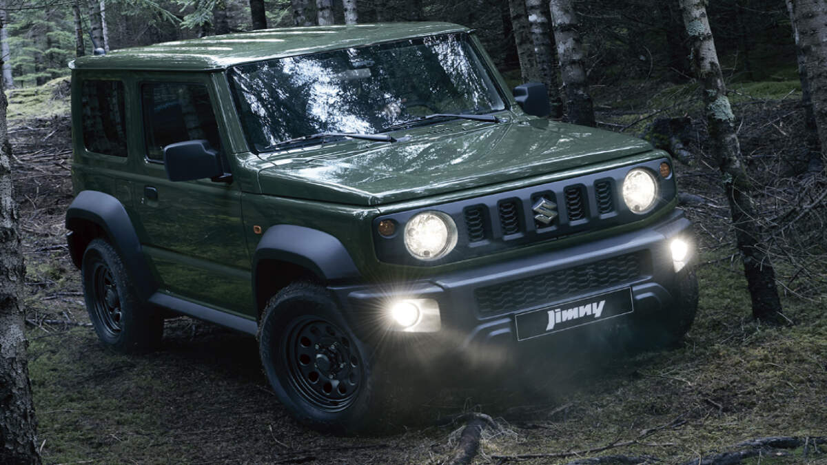 Maruti Jimny Launch: मारुति सुजुकी ने इंडियन मार्केट में अपनी लाइफस्टाइल ऑफ-रोड एसयूवी जिम्नी की कीमत का खुलासा कर दिया है। जिम्नी को जीटा और अल्फा जैसे ट्रिम लेवल के कुल 6 वेरिएंट्स में लॉन्च किया गया है, आईये जाने इसके कीमत से फीचर्स तक सबकुछ 
