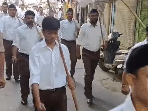 अलीगढ़ में विजयादशमी पर संघ का पथ संचलन, जयघोष और ढोल-नगाड़ों के बीच निकले स्वयंसेवक; जगह-जगह हुआ स्वागत