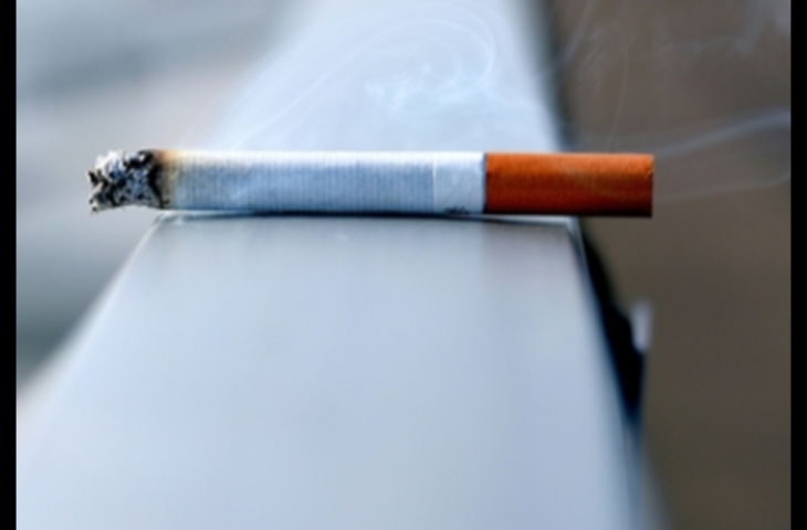 जालौन के डॉक्टर ने सर्दी के इलाज के लिए बच्चे को सिगरेट पिलाई