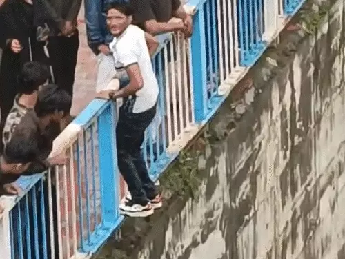 झांसी में रील बनाने के चक्कर में युवक ने लगाई 30 फीट ऊंचाई से छलांग, चट्टान पर गिरने से बाल-बाल बची जान