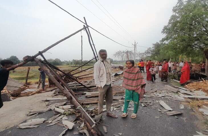 प्रयागराज में बमरौली गांव में बमबाजी और फायरिंग से दहशत, थार गाड़ी क्षतिग्रस्त, CCTV में कैद वारदात