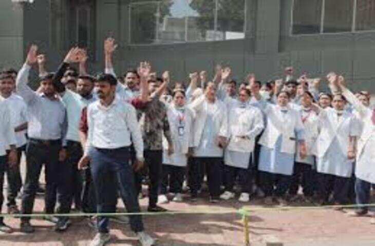 अजमेर JLN अस्पताल में 227 नर्सिंग कर्मचारियों का धरना तीसरे दिन भी जारी, वीडियो में जाने खून से लिखकर सौंपा मांग-पत्र