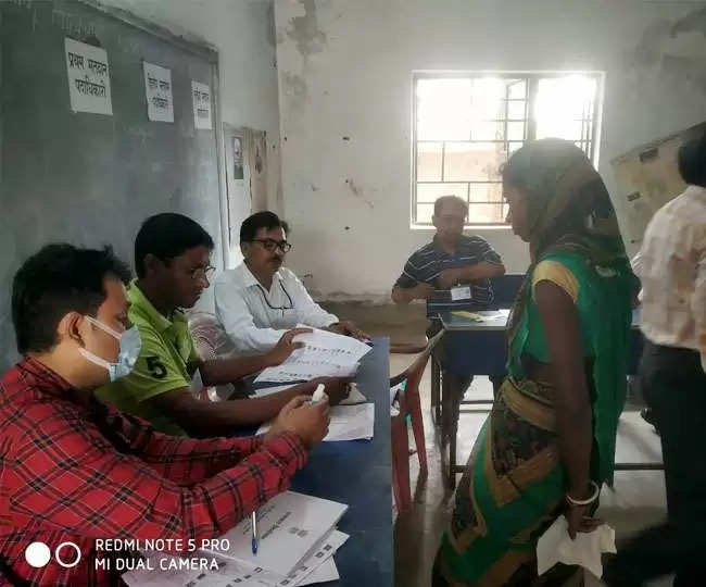 Dhanbad  धनबाद के तीन प्रखंडों में मतदान शुरू, गिरिडीह में पूर्व उप मुखिया गिरफ्तार