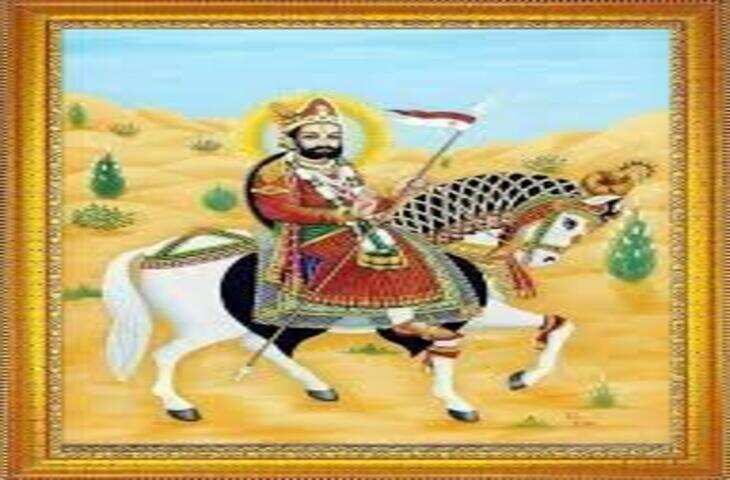 राजस्थान की धरती संतों, वीरों और लोकदेवताओं की कहानियों से समृद्ध रही है। इनमें बाबा रामदेवजी का नाम विशेष श्रद्धा के साथ लिया जाता है। उन्हें राजस्थान के प्रमुख लोकदेवताओं में माना जाता है। राजस्थान के साथ गुजरात, मध्य प्रदेश, हरियाणा और उत्तर भारत के कई हिस्सों में भी उनके अनुयायी हैं। हिंदू भक्त उन्हें बाबा रामदेवजी और कई मुस्लिम श्रद्धालु रामसा पीर के नाम से श्रद्धा से याद करते हैं।  बाबा रामदेवजी का जन्म लोकमान्यताओं के अनुसार बाबा रामदेवजी का जन्म 15वीं शताब्दी के आसपास राजस्थान के बाड़मेर क्षेत्र के रूणीचा गांव में हुआ था। उनके पिता का नाम अजमलजी तंवर और माता का नाम मैणादे बताया जाता है।लोककथाओं के अनुसार अजमजी भगवान कृष्ण के भक्त थे और उन्हें संतान प्राप्ति की इच्छा थी। उनकी भक्ति से प्रसन्न होकर भगवान कृष्ण ने उन्हें पुत्र प्राप्ति का आशीर्वाद दिया। इसी आस्था से रामदेवजी के जन्म की कथा जुड़ी हुई है।हालांकि बाबा रामदेवजी के जीवन से जुड़ी कई बातें लोककथाओं और धार्मिक परंपराओं से प्राप्त होती हैं, इसलिए अलग-अलग परंपराओं में इनके विवरण में अंतर भी मिलता है।  बचपन से ही दिखने लगे चमत्कार लोककथाओं में बाबा रामदेवजी को बचपन से ही असाधारण शक्तियों वाला बताया गया है। कहा जाता है कि उन्होंने समाज में व्याप्त भेदभाव और छुआछूत का विरोध किया तथा गरीब और जरूरतमंद लोगों की सहायता की।उनकी शिक्षाओं का मुख्य केंद्र मानव समानता, सेवा और भक्ति माना जाता है।  पांच पीरों से जुड़ी प्रसिद्ध कथा बाबा रामदेवजी से जुड़ी सबसे प्रसिद्ध लोककथाओं में पांच पीरों की कथा आती है। मान्यता है कि उनकी आध्यात्मिक शक्ति की परीक्षा लेने के लिए दूर से पांच पीर उनके पास आए।कथा के अनुसार रामदेवजी ने उनका सम्मान किया और उनके लिए भोजन की व्यवस्था की। जब पीरों ने कहा कि वे अपने घर के बर्तनों में ही भोजन करेंगे, तो रामदेवजी ने कथित रूप से उनकी इच्छा पूरी कर दी।इस घटना के बाद पीरों ने उनकी आध्यात्मिक शक्ति को स्वीकार किया और उन्हें रामसा पीर के नाम से सम्मान दिया। यह कथा हिंदू और मुस्लिम समुदायों के बीच उनकी साझा श्रद्धा का महत्वपूर्ण हिस्सा है।  सामाजिक समानता का संदेश बाबा रामदेवजी की लोकप्रियता का सबसे बड़ा कारण उनके साथ जुड़ा समानता और मानव सेवा का संदेश माना जाता है।लोकपरंपरा में उन्हें ऐसे संत के रूप में याद किया जाता है जिन्होंने जाति और सामाजिक ऊंच-नीच के बजाय इंसानियत को महत्व दिया। उनके भक्तों में अलग-अलग समुदायों के लोग शामिल हैं।उनकी शिक्षाओं से जुड़ा प्रसिद्ध भाव है कि ईश्वर की भक्ति के साथ मानव सेवा और जरूरतमंदों की सहायता भी महत्वपूर्ण है।  रामदेवरा में समाधि बाबा रामदेवजी का प्रमुख तीर्थस्थल रामदेवरा है, जो वर्तमान में राजस्थान के जैसलमेर जिले में स्थित है। यहां उनकी समाधि है और इसे देशभर के श्रद्धालु रामदेवरा मंदिर के नाम से जानते हैं।हर साल भाद्रपद महीने में यहां विशाल मेला आयोजित होता है। देश के अलग-अलग राज्यों से लाखों श्रद्धालु रामदेवरा पहुंचकर बाबा रामदेवजी की समाधि पर श्रद्धा अर्पित करते हैं।  रामदेवरा का प्रसिद्ध मेला रामदेवरा का मेला राजस्थान के सबसे बड़े धार्मिक मेलों में गिना जाता है। श्रद्धालु कई किलोमीटर की यात्रा करके यहां पहुंचते हैं। अनेक भक्त पैदल यात्रा करते हुए भी रामदेवरा आते हैं।मेले में भजन, लोकगीत, धार्मिक आयोजन और विभिन्न सांस्कृतिक गतिविधियां देखने को मिलती हैं।  मुस्लिम समुदाय में रामसा पीर बाबा रामदेवजी की खासियत यह है कि उनकी श्रद्धा केवल हिंदू समाज तक सीमित नहीं है। मुस्लिम समुदाय के कई लोग उन्हें रामसा पीर के नाम से मानते हैं।यही वजह है कि बाबा रामदेवजी राजस्थान की साझी लोक-संस्कृति और धार्मिक समन्वय के महत्वपूर्ण प्रतीक माने जाते हैं।  बाबा रामदेवजी की विरासत बाबा रामदेवजी का जीवन इतिहास, लोकविश्वास और आध्यात्मिक परंपराओं का संगम है। उनके जीवन से जुड़ी चमत्कारों की अनेक कथाएं आज भी लोकगीतों और भजनों में सुनाई देती हैं।लेकिन उनके महत्व को केवल चमत्कारों तक सीमित नहीं किया जा सकता। उनकी सबसे बड़ी विरासत मानवता, सेवा, समानता और सामाजिक सद्भाव से जुड़ी हुई है।राजस्थान के लोकदेवता बाबा रामदेवजी आज भी लाखों लोगों की आस्था का केंद्र हैं। रामदेवरा की समाधि उनके प्रति इस गहरी श्रद्धा का सबसे बड़ा प्रतीक है, जहां हर वर्ष अलग-अलग समुदायों के श्रद्धालु एक साथ पहुंचते हैं।