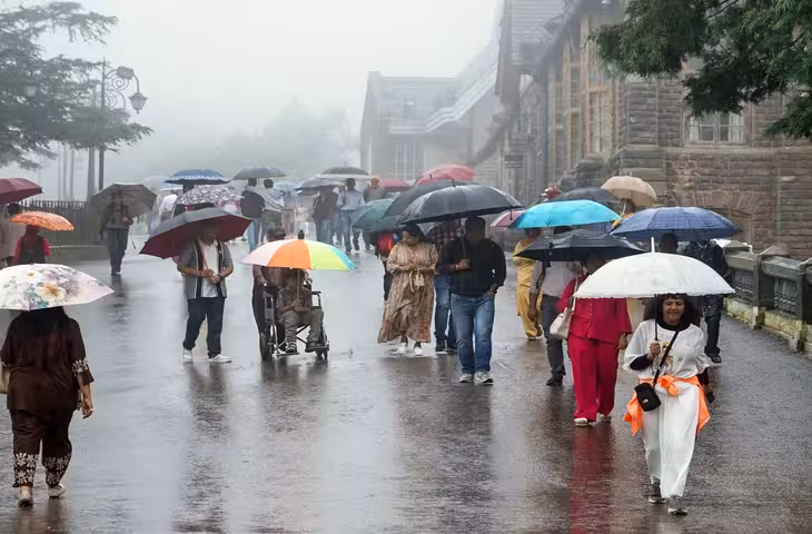 हिमाचल में भारी बारिश का दौर जारी, कांगड़ा-मंडी-सिरमौर में ऑरेंज अलर्ट; प्रशासन सतर्क