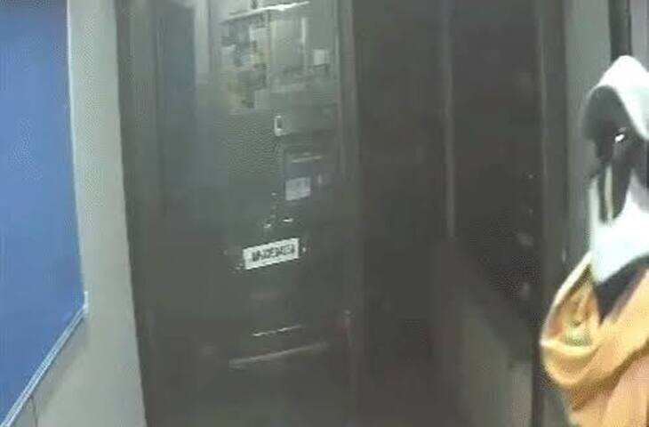 तेलंगाना में SBI के दो ATM काटकर चोरी, वीडियो में जाने गैस कटर से मशीनें काटीं; महिलाओं के कपड़ों में आए थे चोर
