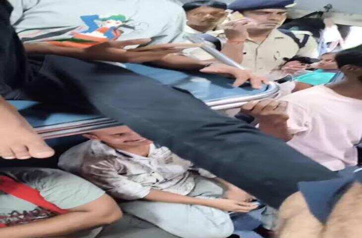 टिकट भुगतान को लेकर यात्री और रेलवे कर्मचारी में विवाद, बीच स्टेशन पर उतारने का आरोप