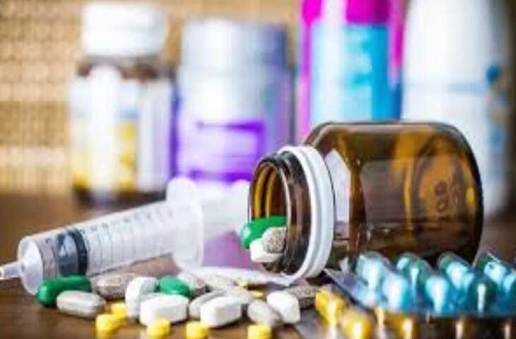 राजधानी दिल्ली में अवैध दवाइयों की बिक्री और नियमों के उल्लंघन के खिलाफ ड्रग्स कंट्रोल विभाग ने बड़ी कार्रवाई की है। विभाग की टीम ने शाहदरा इलाके में छापेमारी कर दवाओं की अवैध बिक्री का खुलासा किया है।  जानकारी के अनुसार, कार्रवाई से पहले विभाग ने एक सुनियोजित रणनीति अपनाई। टीम ने एक नकली ग्राहक को इलाके की एक दवा दुकान पर भेजा, जिसने बिना डॉक्टर की पर्ची और बिना बिल के दवाइयां खरीदीं। इस प्रक्रिया में नियमों की गंभीर अनदेखी सामने आई, जिसके बाद विभाग ने तत्काल कार्रवाई शुरू की।  जांच में पाया गया कि संबंधित दुकान पर कई दवाइयां बिना वैध दस्तावेजों और नियमों का पालन किए बेची जा रही थीं। यह भी सामने आया कि कुछ दवाएं ऐसे ग्राहकों को दी जा रही थीं जिनके पास किसी प्रकार की मेडिकल प्रिस्क्रिप्शन मौजूद नहीं थी, जो कि दवा बिक्री नियमों का सीधा उल्लंघन है।  ड्रग्स कंट्रोल विभाग की टीम ने मौके पर पहुंचकर दुकान का निरीक्षण किया और रिकॉर्ड की जांच की। प्रारंभिक जांच में अनियमितताओं की पुष्टि होने के बाद आगे की कार्रवाई की प्रक्रिया शुरू कर दी गई है। विभाग ने संबंधित दस्तावेज और दवाओं के स्टॉक को भी अपने कब्जे में लिया है।  अधिकारियों का कहना है कि बिना डॉक्टर की सलाह के दवाइयों की बिक्री स्वास्थ्य के लिए गंभीर खतरा पैदा कर सकती है। खासकर एंटीबायोटिक्स और अन्य नियंत्रित दवाओं का गलत इस्तेमाल लोगों के स्वास्थ्य पर प्रतिकूल प्रभाव डाल सकता है।  इस कार्रवाई के बाद विभाग ने अन्य दवा दुकानों पर भी निगरानी बढ़ा दी है और नियमों के उल्लंघन की जांच के लिए विशेष अभियान चलाने की तैयारी की जा रही है। अधिकारियों ने स्पष्ट किया है कि किसी भी प्रकार की अवैध दवा बिक्री को बर्दाश्त नहीं किया जाएगा।  स्थानीय लोगों ने इस कार्रवाई का स्वागत किया है और मांग की है कि ऐसे मामलों में नियमित जांच अभियान चलाए जाएं, ताकि लोगों को सुरक्षित और मानक दवाइयां ही मिल सकें।  फिलहाल मामले की आगे की जांच जारी है और विभाग यह भी पता लगाने में जुटा है कि इस तरह की अनियमितताएं और किन-किन स्थानों पर हो रही हैं।