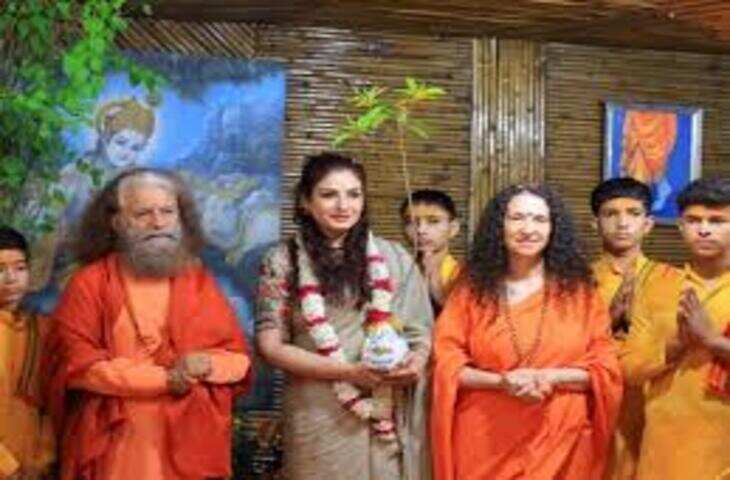 ऋषिकेश दौरे पर रवीना टंडन आध्यात्मिक रंग में रंगीं, वीडियो में देंखे गंगा आरती और गौ पूजन में लिया हिस्सा