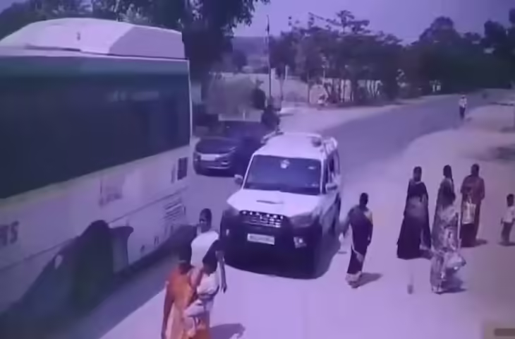 तेलंगाना में दर्दनाक हादसा: बस का इंतजार कर रहे लोगों को स्कॉर्पियो ने मारी टक्कर, कई घायल