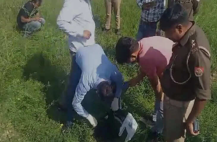 फतेहपुर में युवती का शव खेतों में मिलने से सनसनी, दुष्कर्म के आरोपी से पुलिस पूछताछ