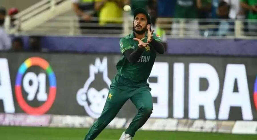 Hasan Ali dropped a catch of Matthew Wade1-1