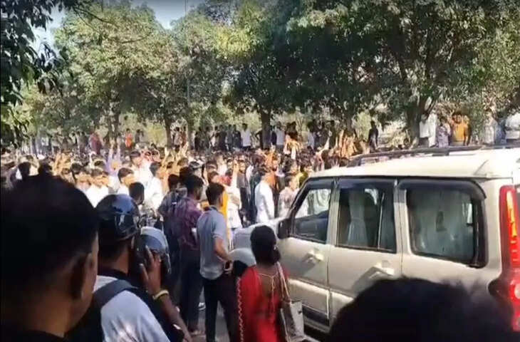 सैलरी नहीं मिली तो भड़का आक्रोश! नोएडा में मजदूरों का हिंसक प्रदर्शन, पुलिस से भिड़ंत के बीच तोड़फोड़ और आगजनी