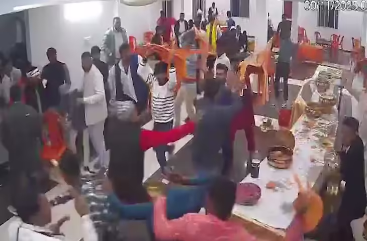 शादी में रसगुल्ला न मिलने पर मचाया बवाल, दूल्हे के भाई को मिली ऐसी सजा कि वीडियो देख हंसी नहीं रुकेगी