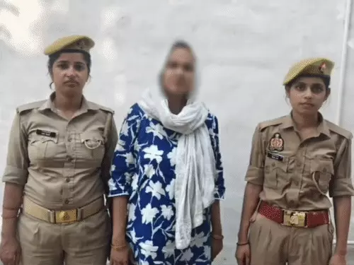 गोरखपुर टीचर सुसाइड केस: जेल में पहुंचीं सस्पेंडेड बीएसए शालिनी श्रीवास्तव, दिखीं तनाव में